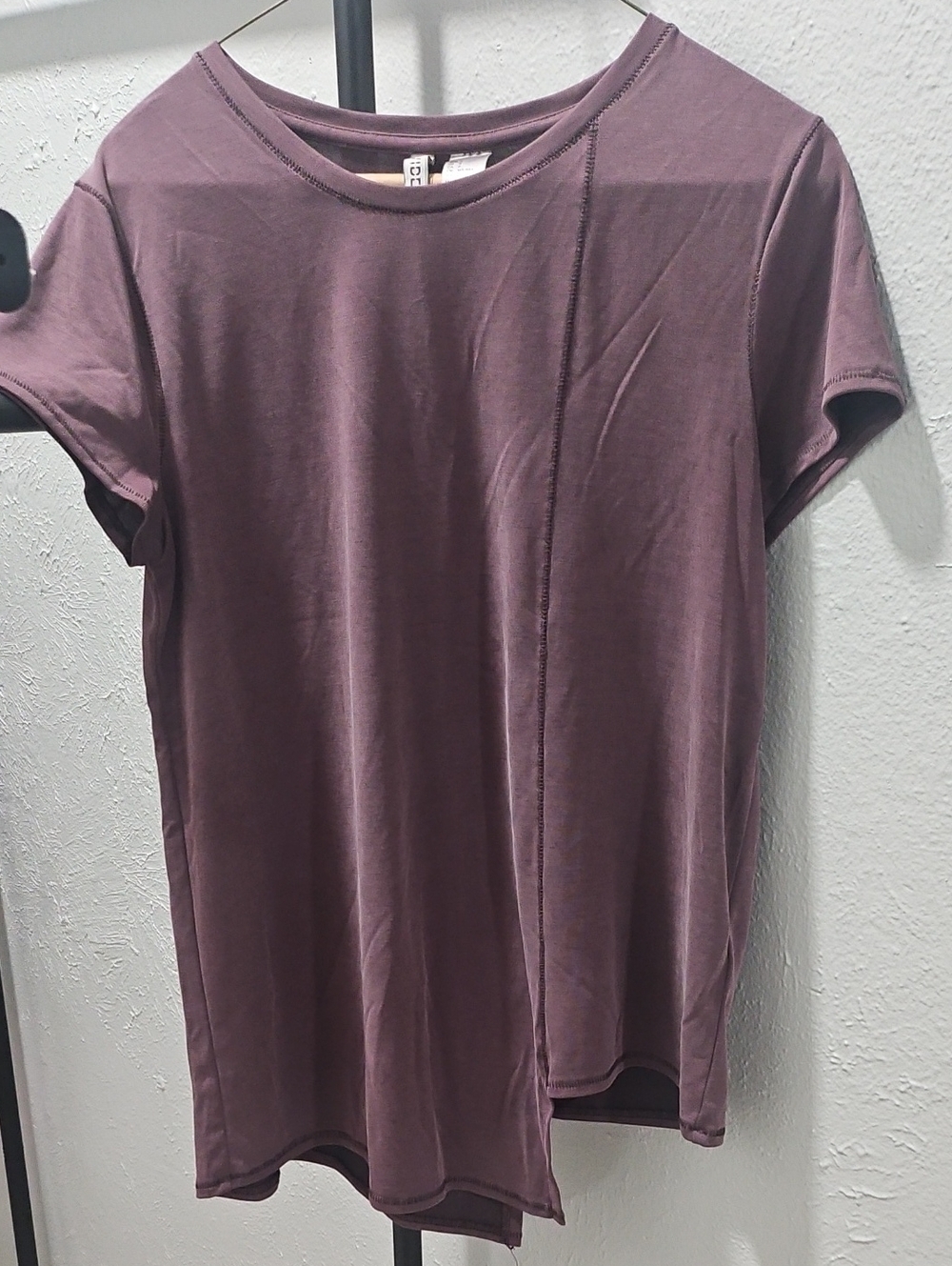 H&M Womans Short-Sleeve Asymmetrical Crewneck Tee in Dusty Purple